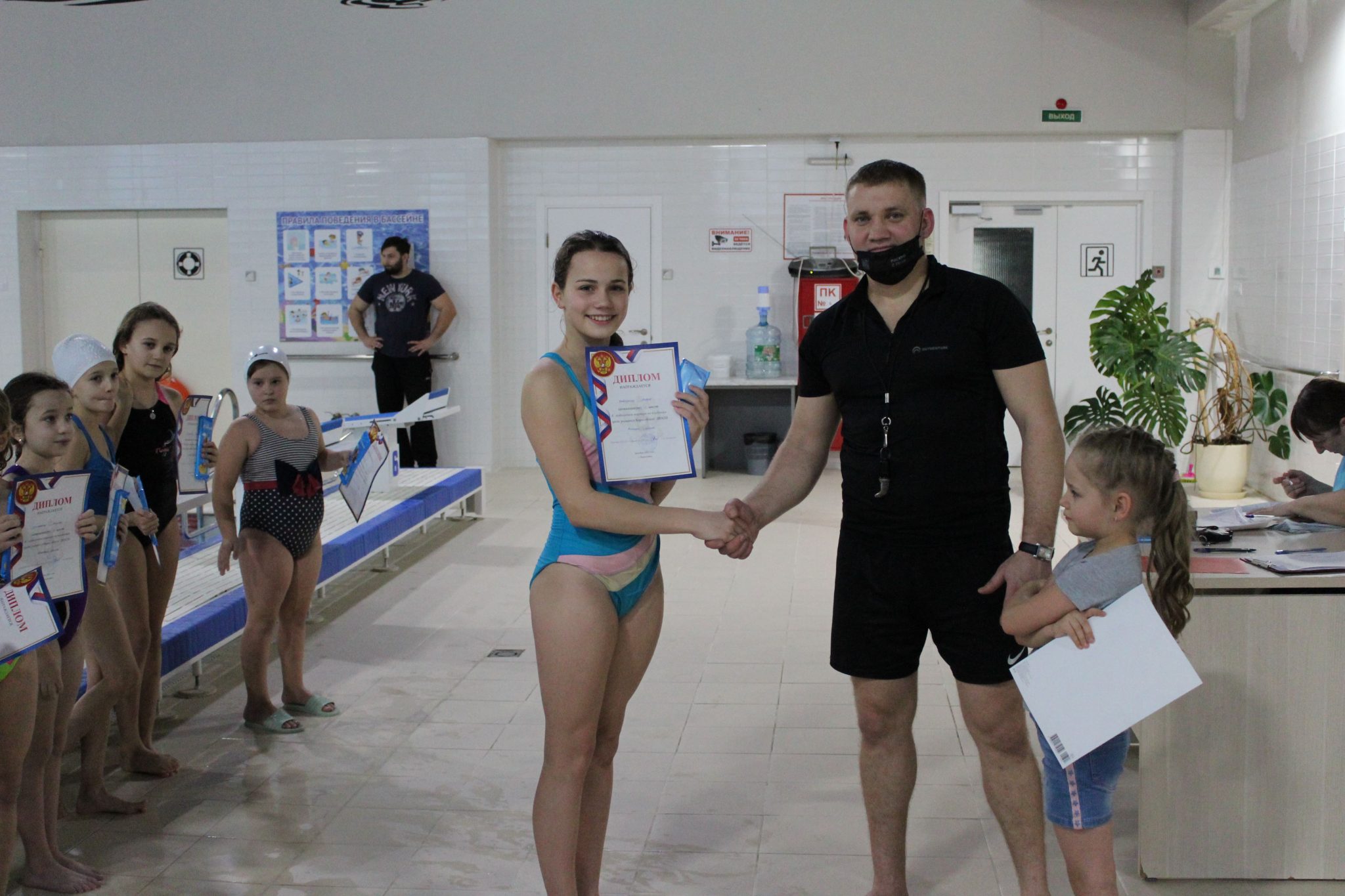 Школьные соревнования по плаванию. Бассейн в школе соревнования. Школьные соревнования по плаванию. Бассейн дельфин омск. Бассейн ворскла борисовка.